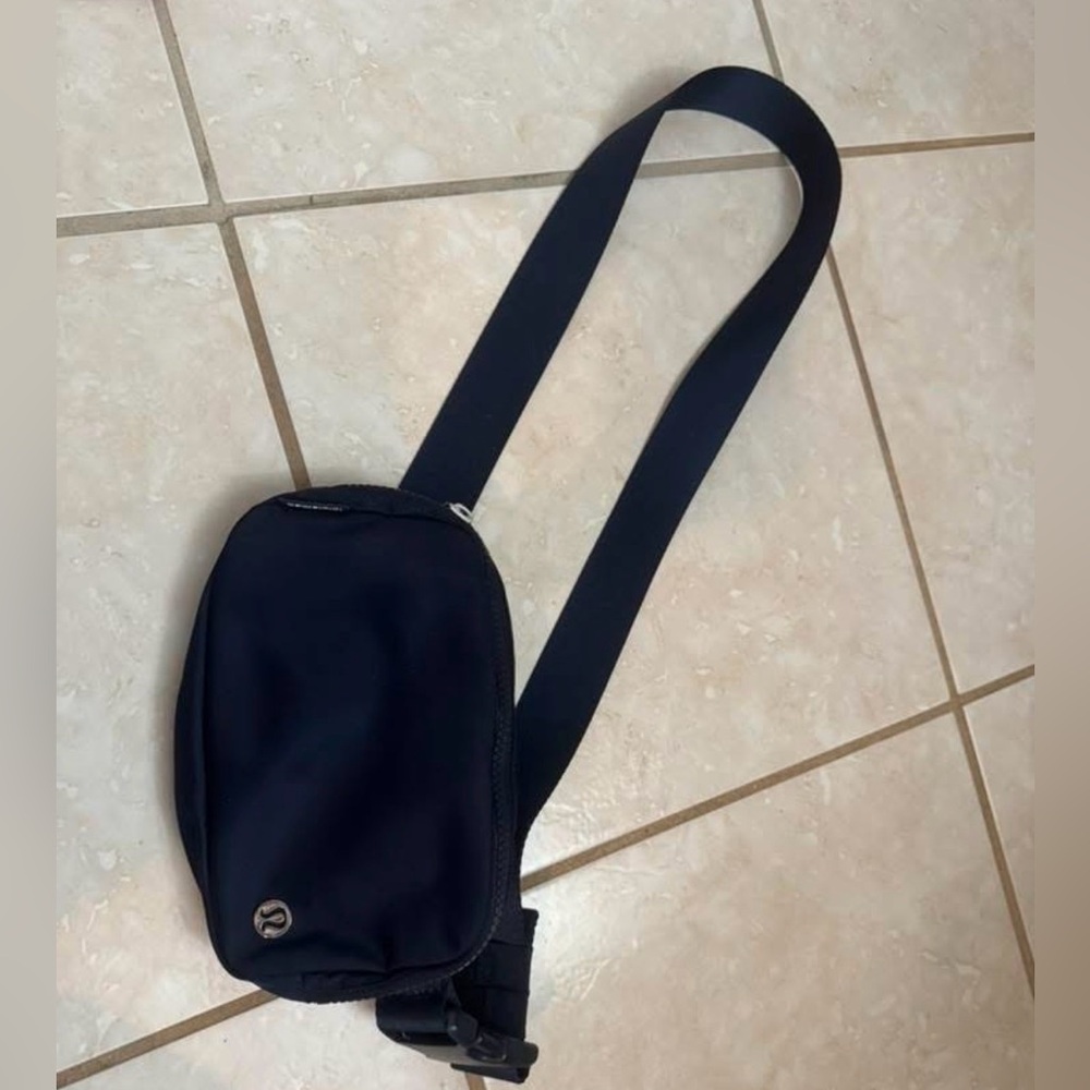 Rarely ever used Lululemon belt bag (fanny pack)